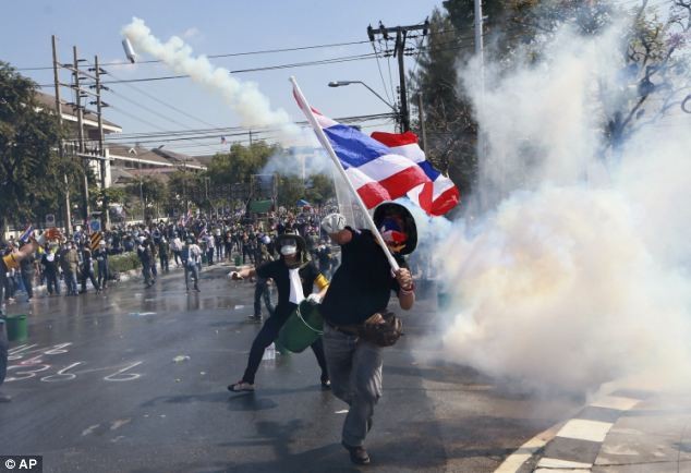 Thailand: Police use tear gas to take over protester-occupied sites - ảnh 1